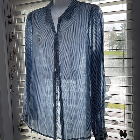 NWT Beautiful light weight blouse - Picture 2 of 14